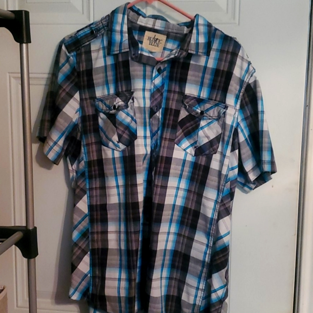 Short sleeved button down men's shirt